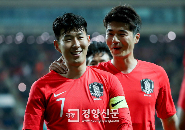 토트넘 손흥민, 이적설 가열...계약 기한 단년 현실화로 불확실한 미래