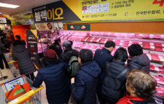 “이달엔 더 저렴하게” 온·오프 유통업계, 할인 경쟁 ‘후끈’