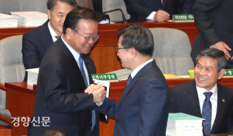 인사 나누는 김동연 김부겸 [경향포토]
