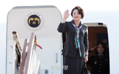 靑, 김정숙 여사 ‘대통령 휘장’ 논란에 “대통령 대신해 간 것”