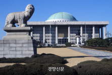 이마트24 본사 횡포 불만 국회 앞서 불 지른 60대 여성