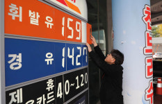 11월6일 두 남자의 ‘오렌지빛 러브샷’[경향이 찍은 오늘]
