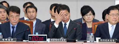 11월6일 두 남자의 ‘오렌지빛 러브샷’[경향이 찍은 오늘]