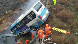 충남 서천서 시내버스 다리 아래로 추락…6명 사상