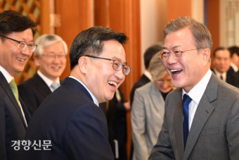 김동연 부총리와 밝은 표정으로 인사 나누는 문재인 대통령 [경향포토]