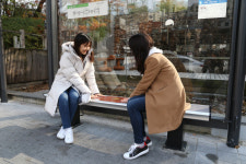 온돌의자에 앉아 버스 기다려요…서초구, 버스정류장에 온돌의자 설치