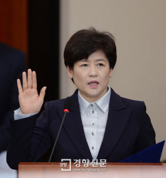 강은희 대구교육감 검찰 출석···“지방선거 공보물에 자유한국당 이력 표기 혐의”