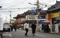 공중화장실 없고 인도 협소…걷기 불편한 경주 황리단길
