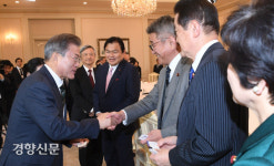 문 대통령,한일의원연맹 대표단 접견[경향포토]
