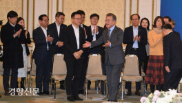 중소.벤처기업인 환영하는 문재인대통령[경향포토]