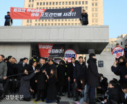 대법원 앞 ‘친정 회견’…“편견·선입견” 단어 반복 ‘억울함’ 호소[양승태 검찰 출두]