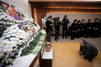 고 김복동 할머니 빈소서 조문하는 길원옥 할머니 [경향포토]