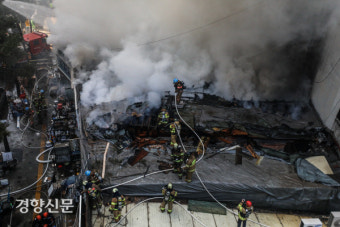 을지로 화재 진압하는 소방대원들 [경향포토]