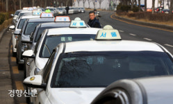 도로 앞에 늘어선 택시들[경향포토]