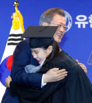 문 대통령, 부천 유한대 졸업식서 축사