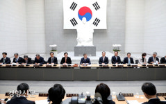 임시정부 수립 100주년....백범기념관에서 열린 국무회의[경향포토]