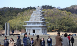 발길 이어지는 미륵사지[경향포토]