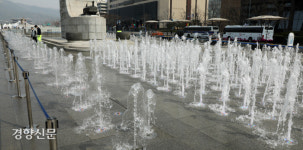 솟아라, 물기둥···시험가동 시작한 광장 바닥분수[오늘, 광화문]