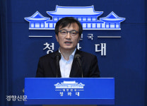 ‘25억 건물 논란’ 김의겸 청와대 대변인 사퇴