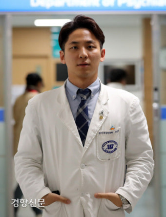 “매 맞으며 수술, 당직 땐 100여명까지 진료”
