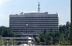 [단독]국방부, 테니스장 만들며 90m 거리 목욕시설 있는데 또 ‘샤워실’