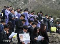 ‘세월호 현장’ 조도 초·중·고 학생들도 추모제···장석웅 전남교육감도 참석[전남도]