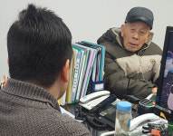 “치매 아내를 잘 보살피고 싶어서…” 요양보호사 자격증 딴 91세 할아버지