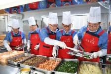 광양제철, 15년째 무료 급식소 운영…복지시설에 차량 기증도