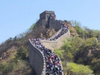노동절 연휴 첫날에만 만리장성 쓰레기 18톤…전국 관광객 몰려