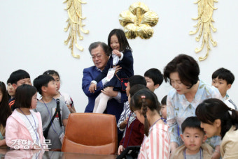 문재인대통령 집무실 의자에 앉는 미래의 대통령 어린이! [경향포토]