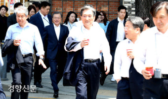 취임 2주년 맞은 문재인대통령,,참모진들과 청국장 점심 [경향포토]
