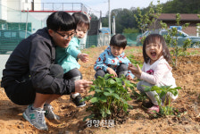 세 아이가 아빠 말에 귀 쫑긋, 초집중하는 곳[키우며 자라는 아빠]