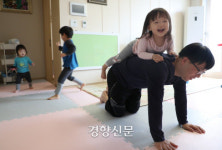 세 아이가 아빠 말에 귀 쫑긋, 초집중하는 곳[키우며 자라는 아빠]