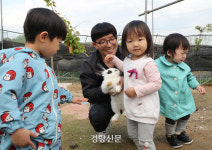 세 아이가 아빠 말에 귀 쫑긋, 초집중하는 곳[키우며 자라는 아빠]