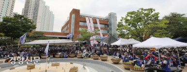 현대중공업 노조, 법인분할 반대해 주총장 점거[경향포토]