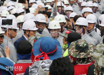 주총장 앞 노사 대치[경향포토]