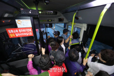 첫차 2대씩 출발···새벽 혼잡 버스는 달라진 게 없다