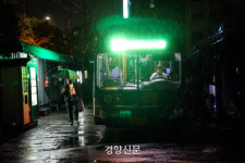 첫차 2대씩 출발···새벽 혼잡 버스는 달라진 게 없다