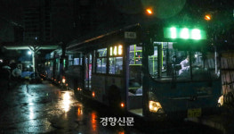 첫차 2대씩 출발···새벽 혼잡 버스는 달라진 게 없다