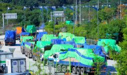 북, 베트남 기증 식량 남포항 도착