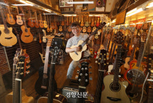 반백살 된 ‘낙원상가’···음악과 사람과 삶이 거기 있었다[포토다큐]