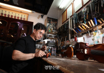 반백살 된 ‘낙원상가’···음악과 사람과 삶이 거기 있었다[포토다큐]