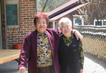 다큐영화 ‘에움길’…먹먹하다, 먹구름 밀어낸 햇살 같은 일상[리뷰]