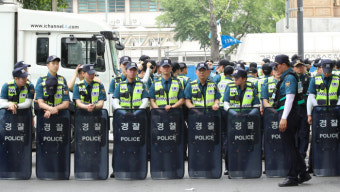 “트럼프 규탄” “위 러브 유에스에이” ‘트럼프 방한’에 갈라선 도심