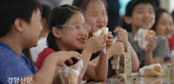 빵·우유로 급식 대체…“정규직 돼 더 맛있는 밥 해주세요” [비정규직 총파업]