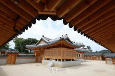 냉난방, 빔프로젝트, 화장실까지…현대식 가미로 복원된 조선의 운명 경복궁 흥복전