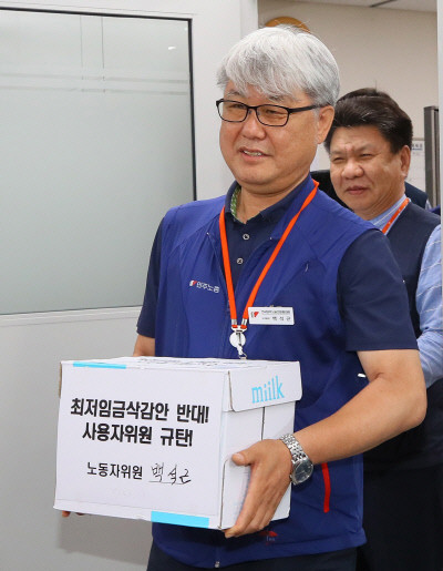 2023년 최저임금 1차 수정안 발표, 노동계는 1만1460원 요구, 경영계는 1만60원 제시