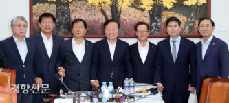 추경안조정소위에서 포즈 취하는 의원들[경향포토]