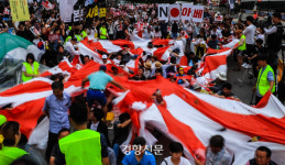 “아베, 응징하자!”···일본 경제보복 규탄 위해 촛불 든 시민들