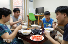 장보고 밥하고…‘제2의 집’에서 홀로서기 배우는 장애인들